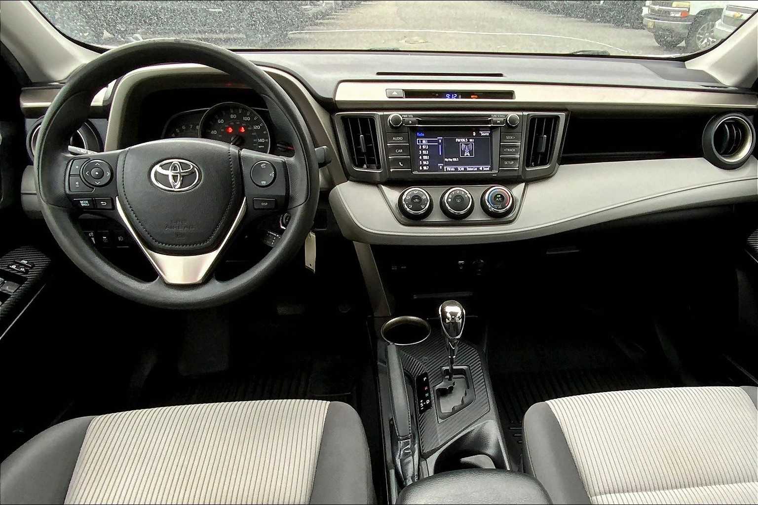 2015 Toyota RAV4 LE photo 13