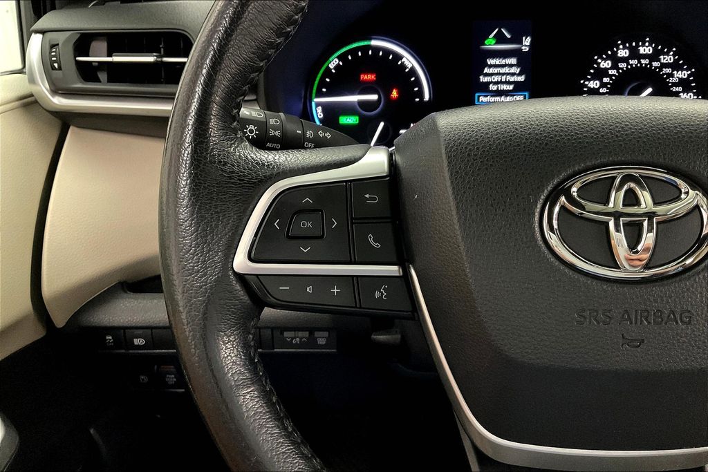 2023 Toyota Sienna XLE photo 16