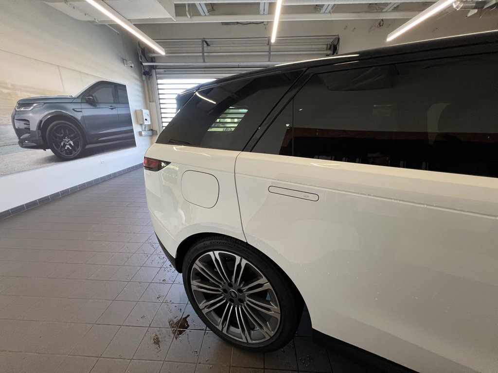 2025 Land Rover Range Rover Sport SE photo 6