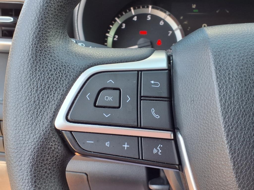 2023 Toyota Highlander L photo 12