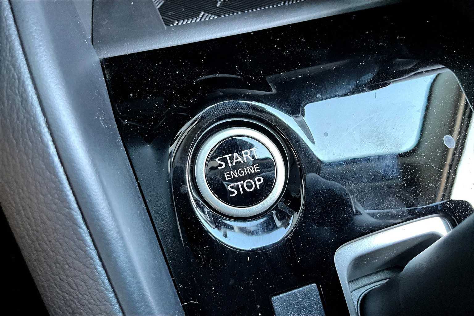 2025 Nissan Versa SV photo 19