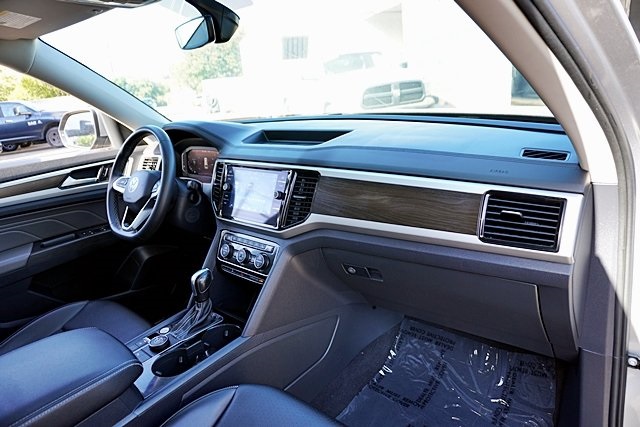 Used 2022 Silver Volkswagen 3.6L V6 SE w/Technology image 9