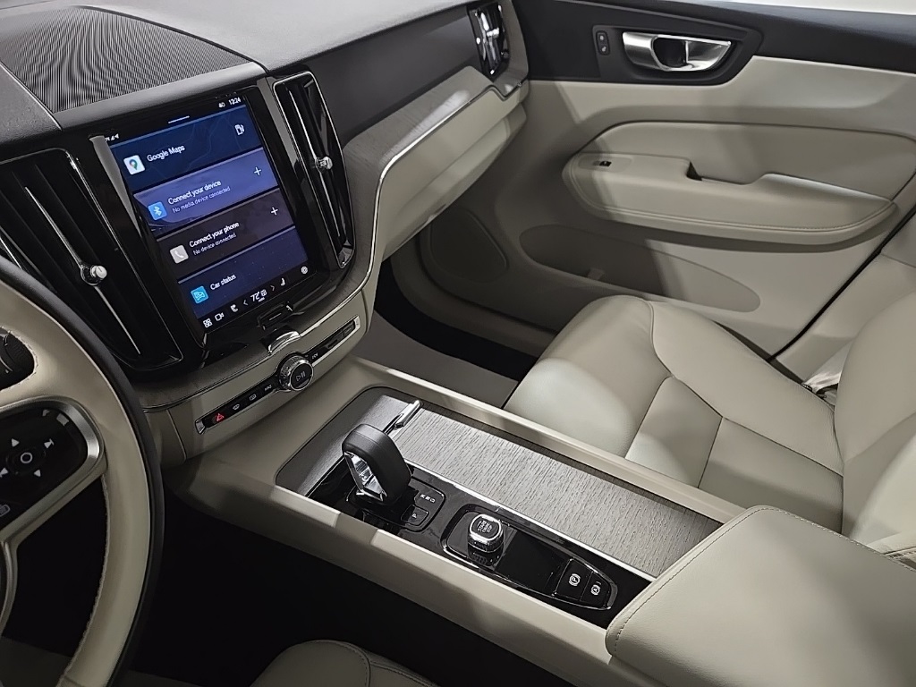 2024 Volvo XC60 B5 Plus photo 11