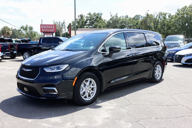 2023 Chrysler Pacifica Touring L photo 3