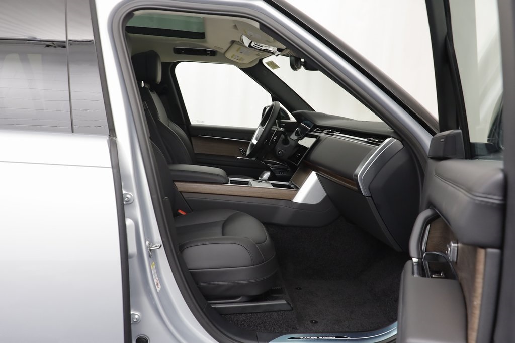 2025 Land Rover Range Rover SE photo 18