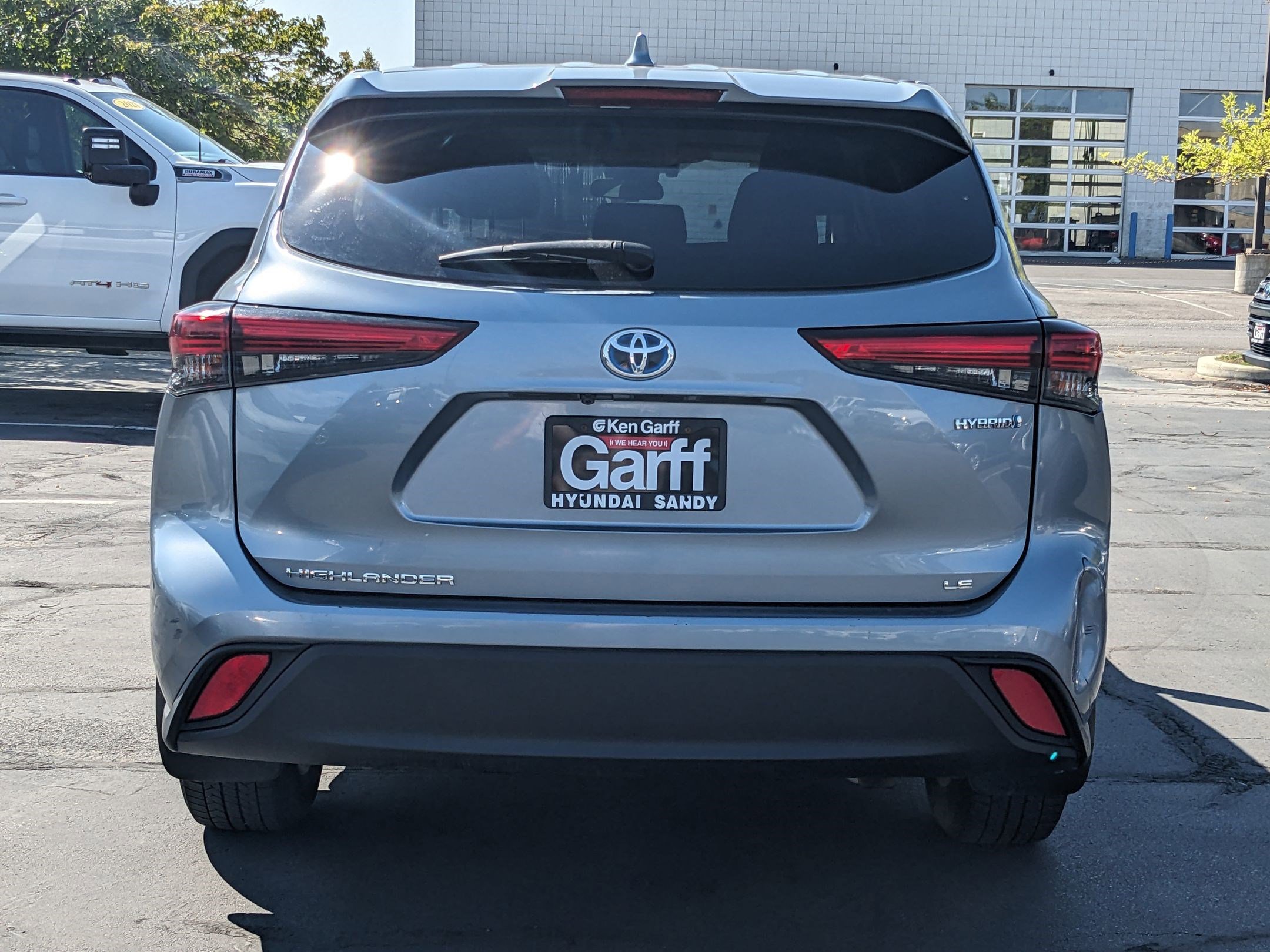 2021 Toyota Highlander Hybrid LE photo 4