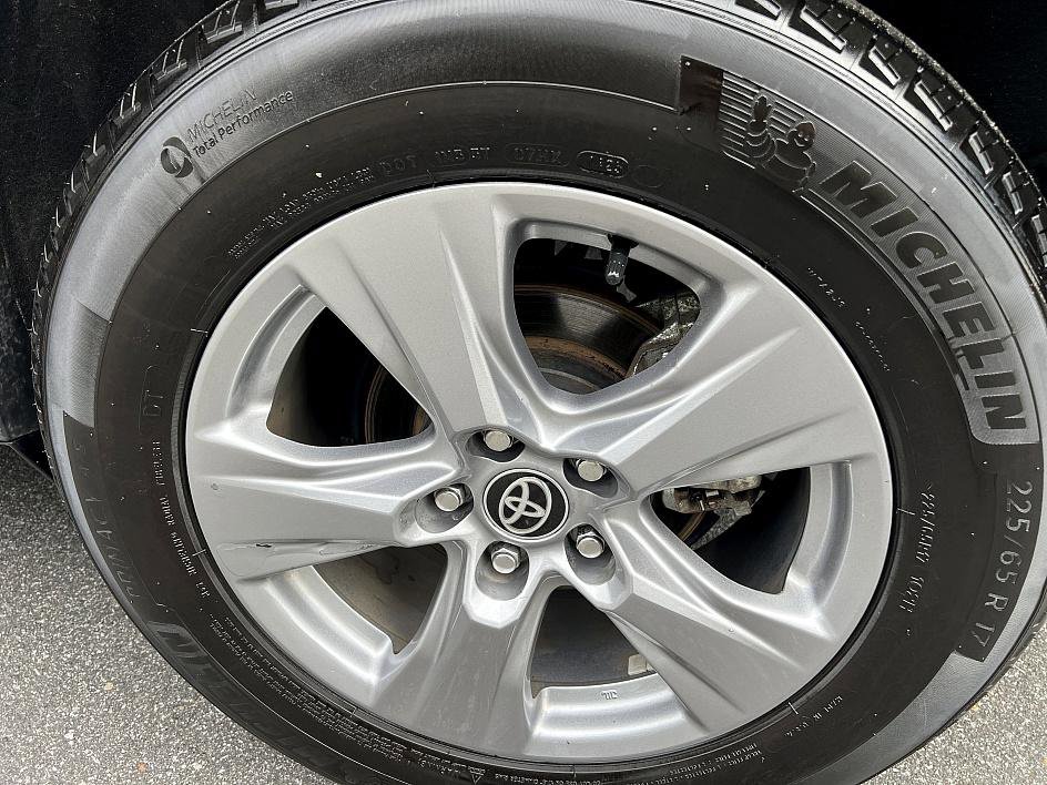 2023 Toyota RAV4 XLE photo 10