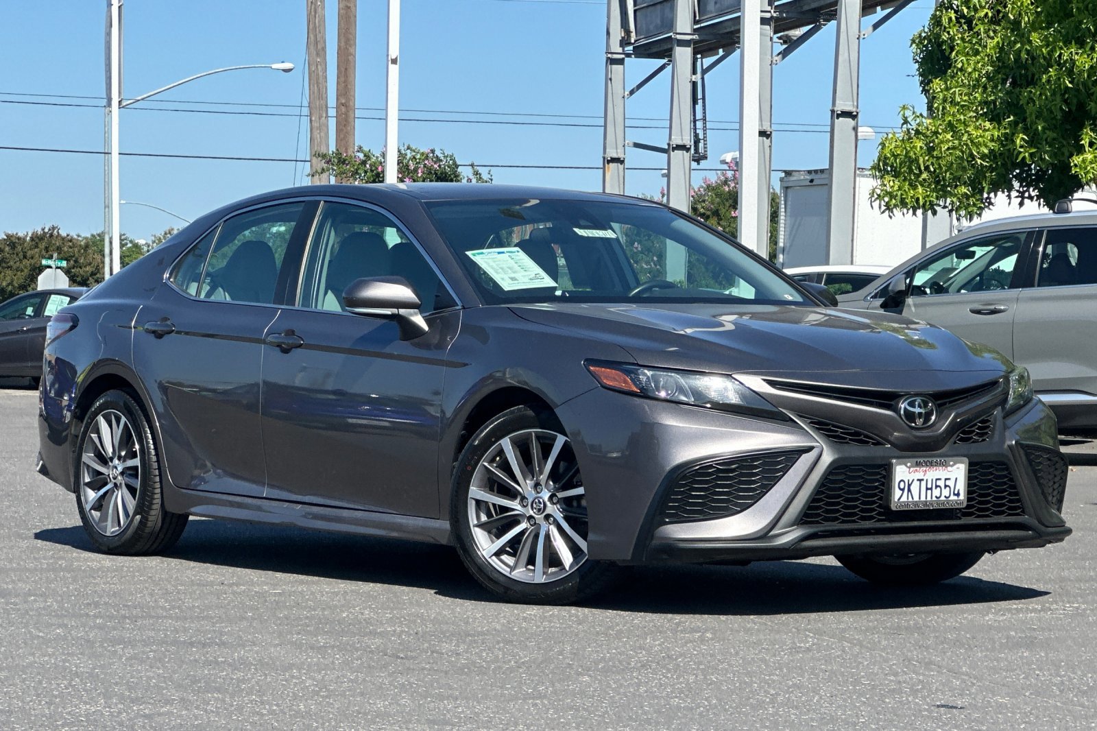 2022 Toyota Camry SE photo 2