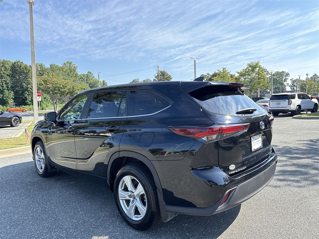 2024 Toyota Highlander LE photo 5