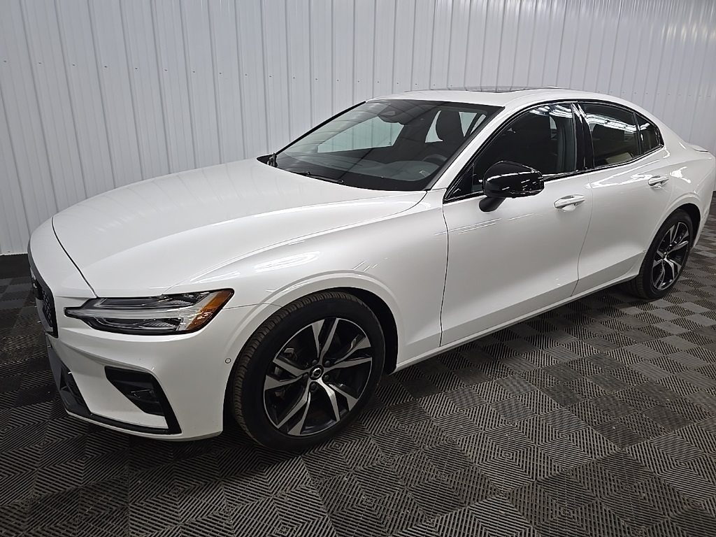 2024 Volvo S60 B5 Plus photo 8