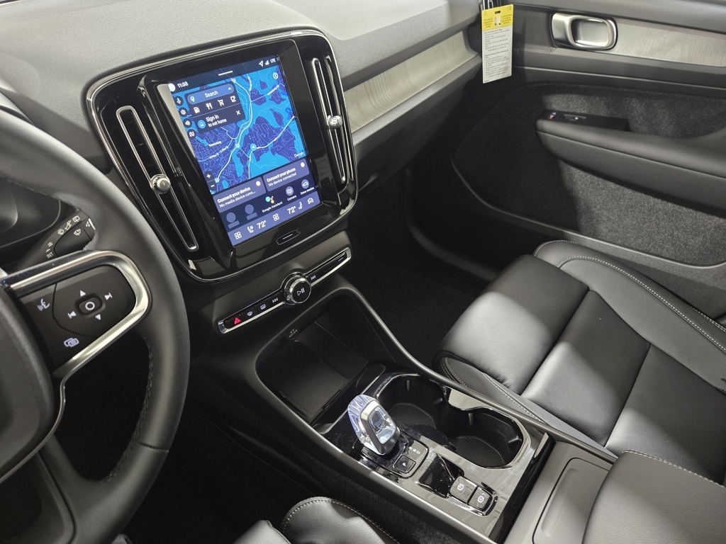 2026 Volvo XC40 Plus photo 17