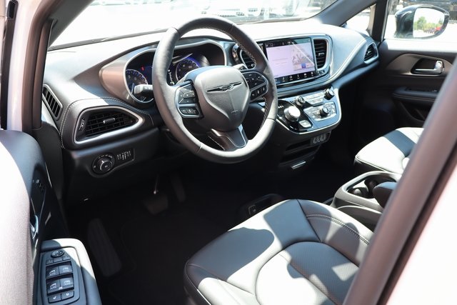 2025 Chrysler Pacifica photo 11