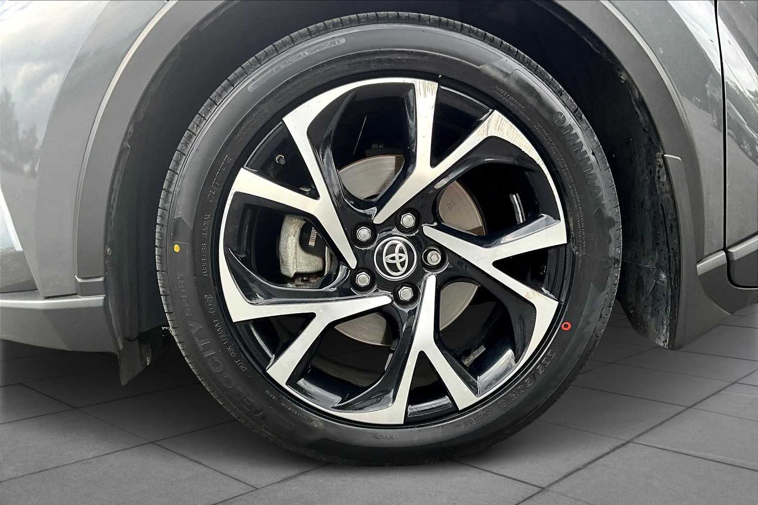 2021 Toyota C-HR XLE photo 10