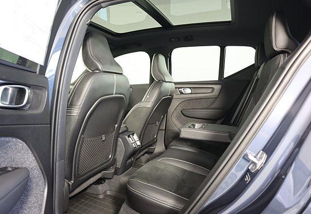 2022 Volvo XC40 R-Design photo 14