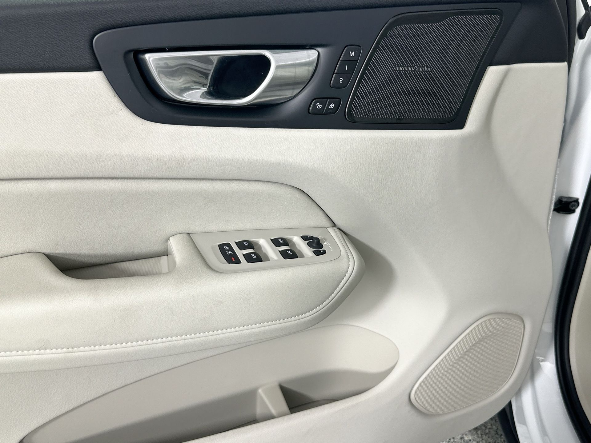 2026 Volvo XC60 B5 photo 16