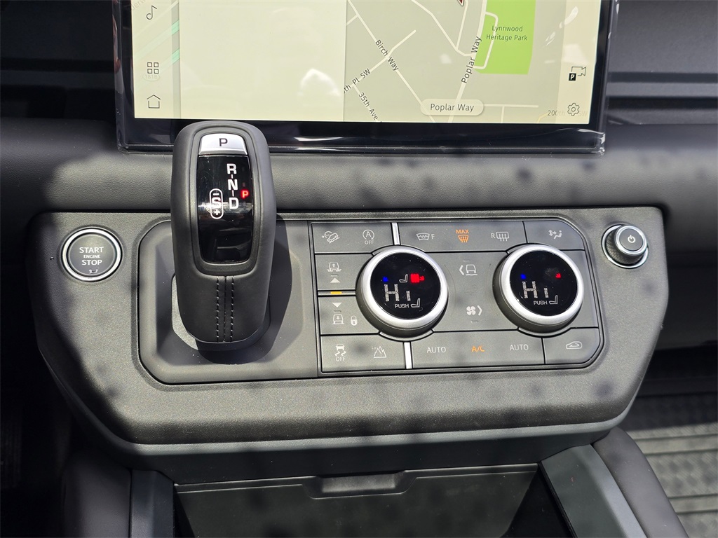2025 Land Rover Defender 130 X-Dynamic SE photo 15
