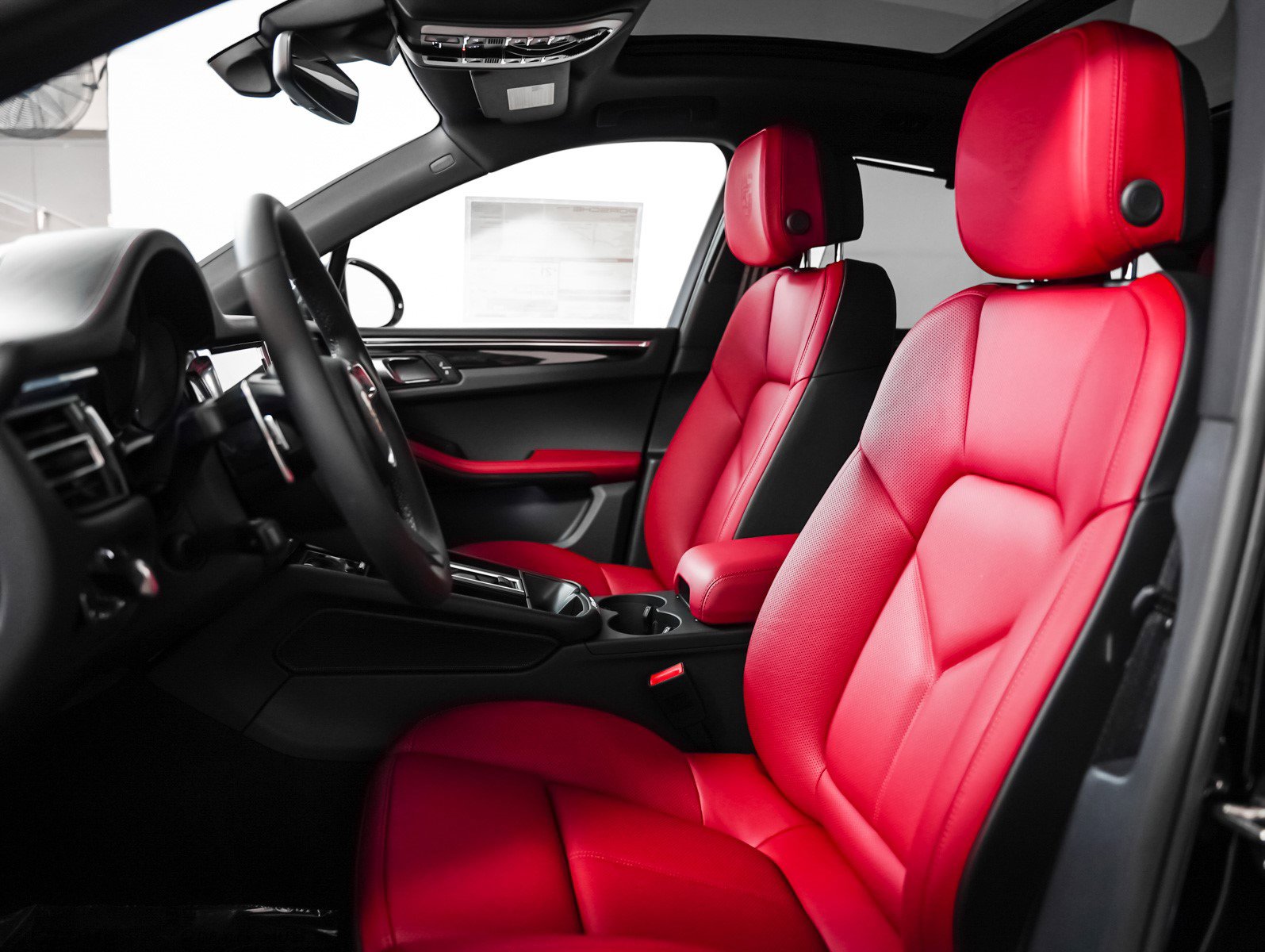 2025 Porsche Macan T photo 3