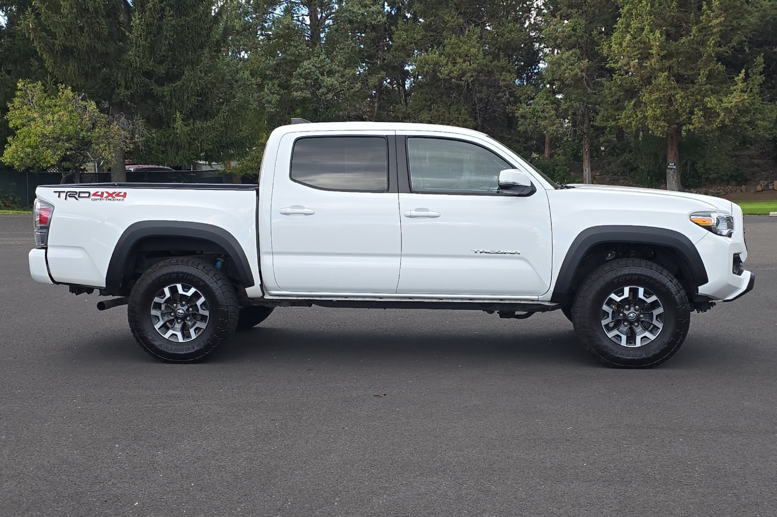 2022 Toyota Tacoma TRD Off-Road photo 3