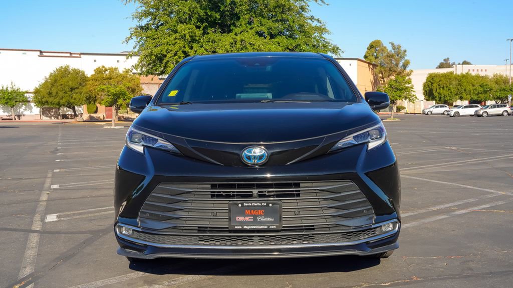 2022 Toyota Sienna Platinum photo 2