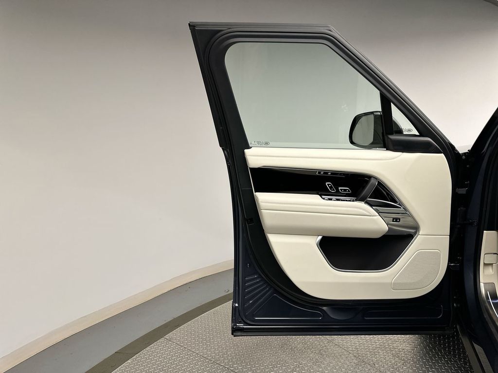 2025 Land Rover Range Rover SE photo 7