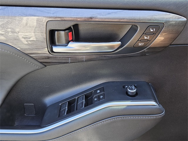 2023 Toyota Highlander Platinum photo 29