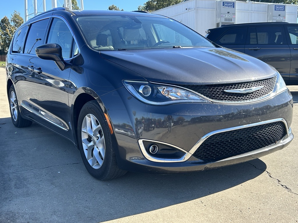 2017 Chrysler Pacifica Touring Plus photo 4