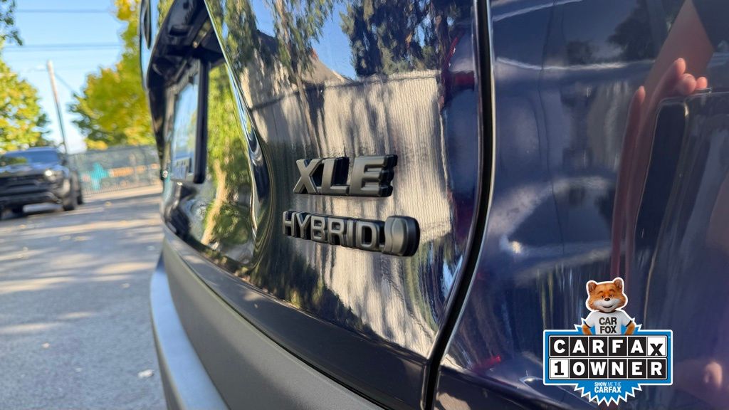 2024 Toyota RAV4 Hybrid XLE photo 8