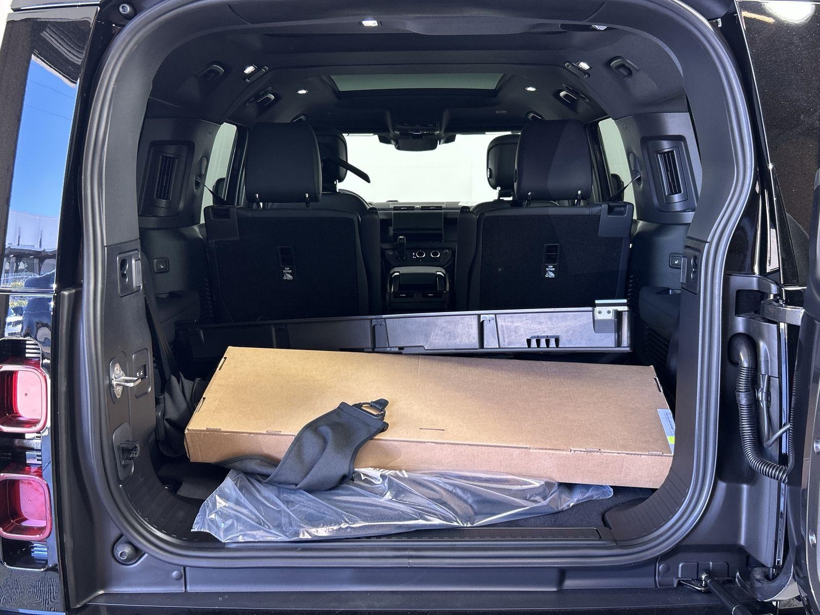 2025 Land Rover Defender 130 X-Dynamic SE photo 27