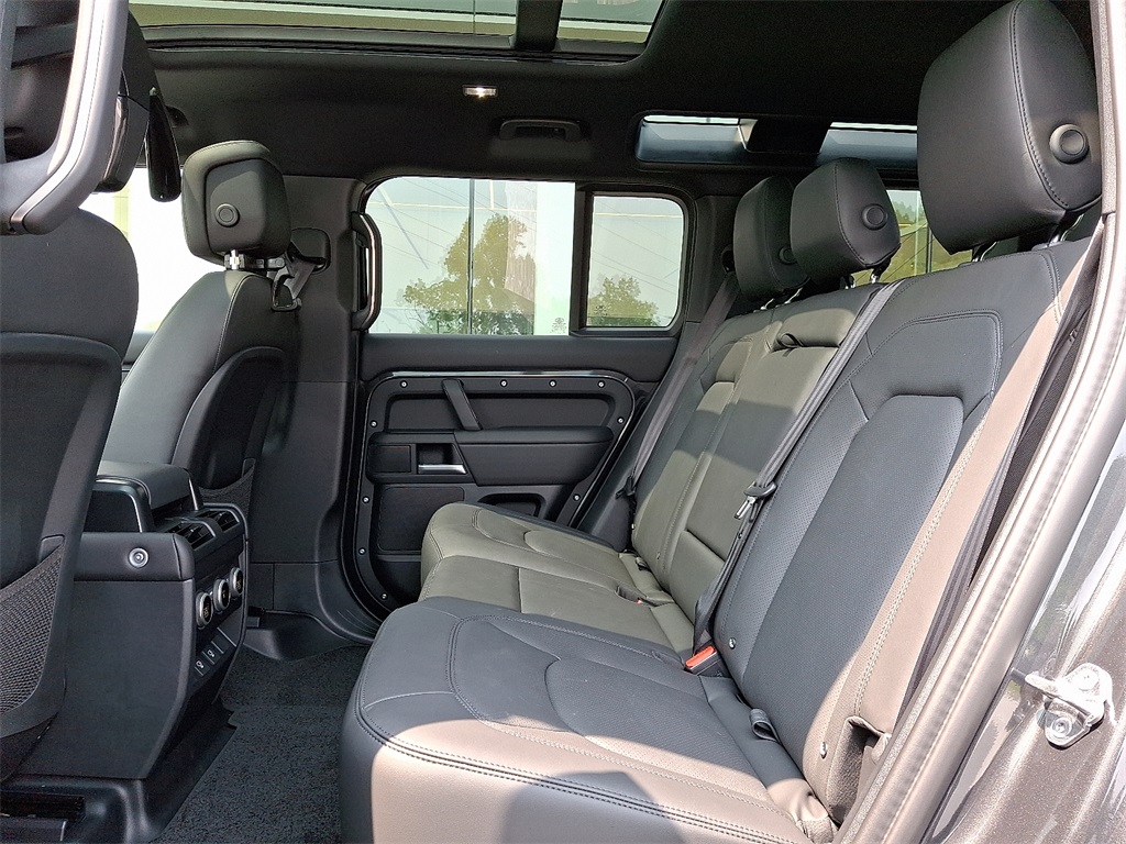 2025 Land Rover Defender 110 S photo 7