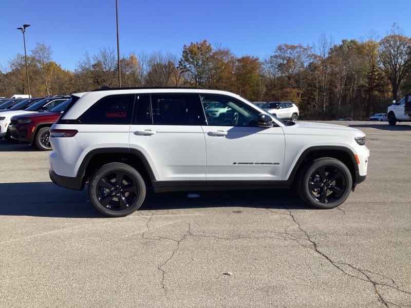 2025 Jeep Grand Cherokee Laredo photo 2