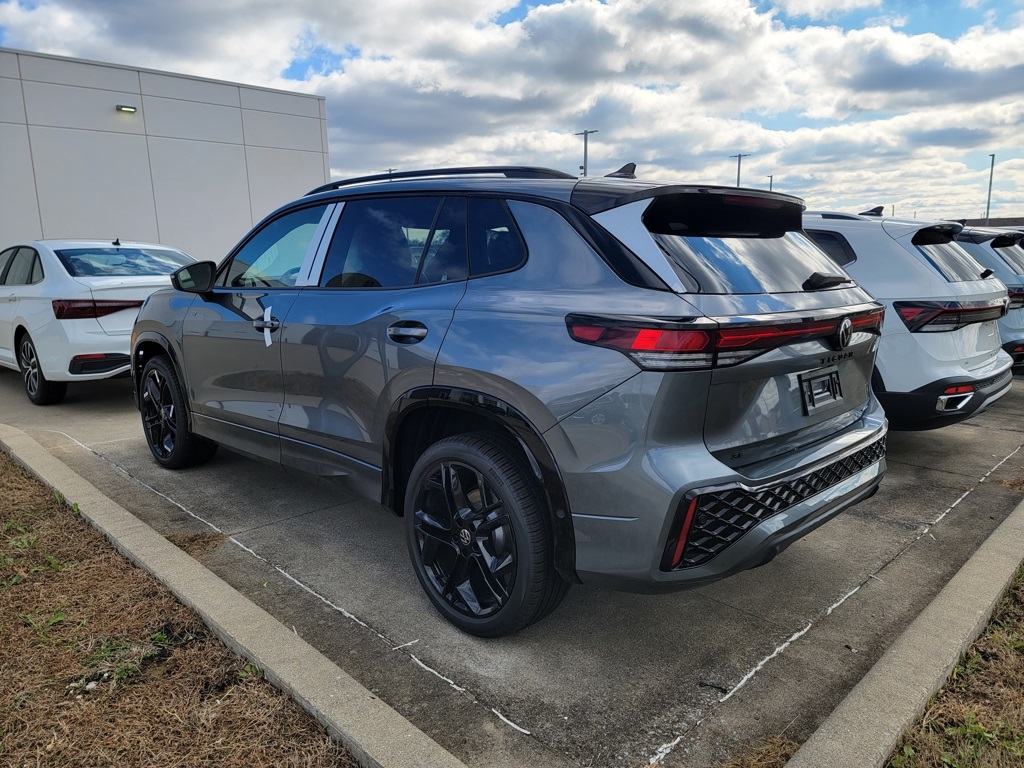 2026 Volkswagen Tiguan SE R-Line Black photo 4