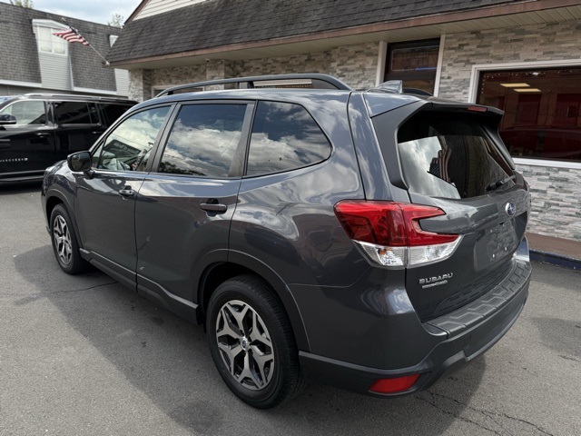 2021 Subaru Forester Premium photo 4