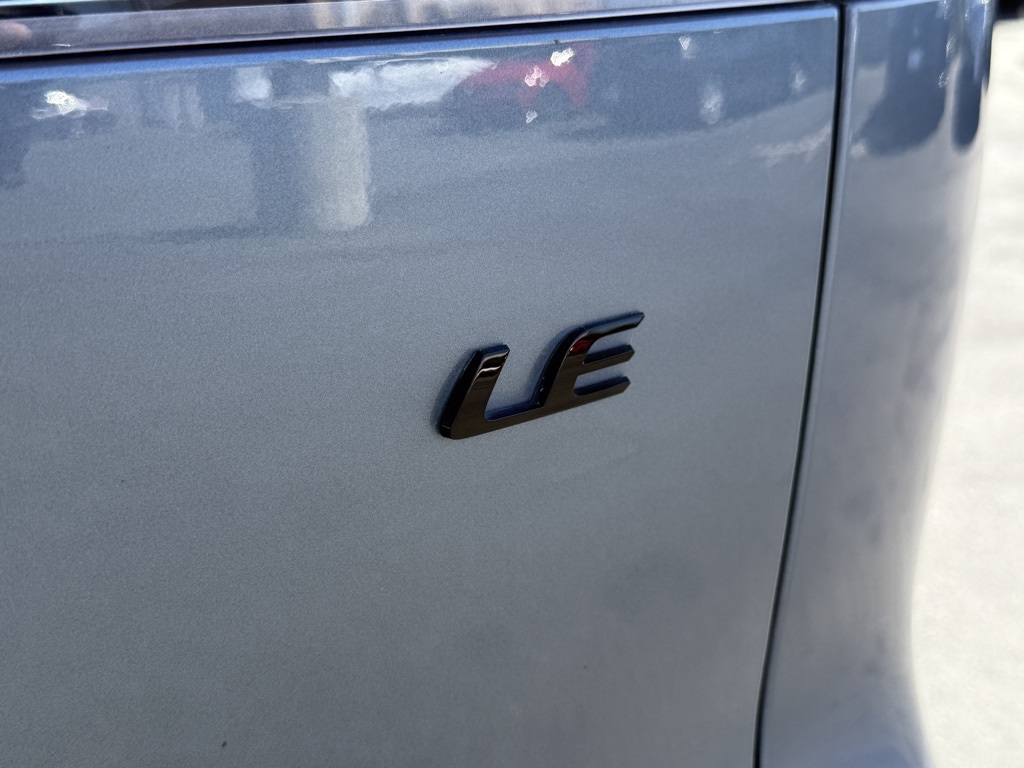 2023 Toyota Corolla Cross LE photo 12
