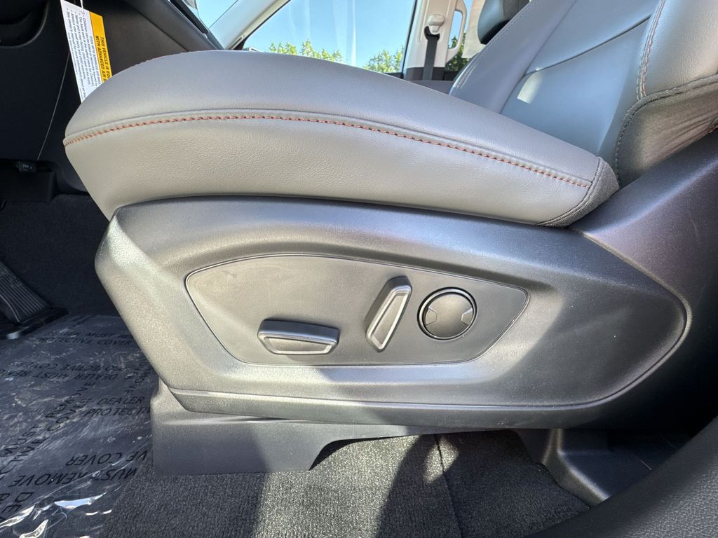 2025 Ford Explorer photo 13