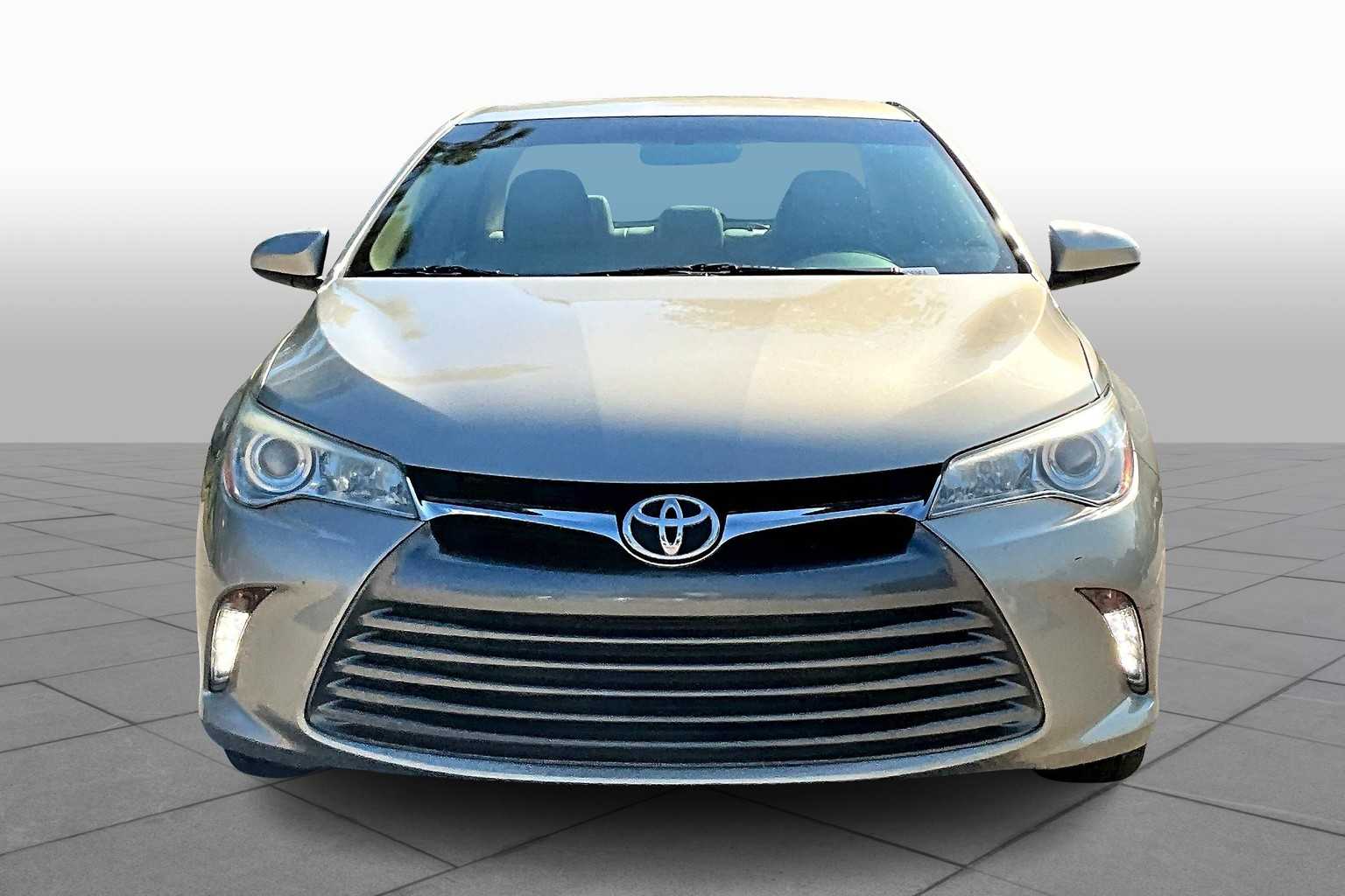 2017 Toyota Camry XLE photo 2