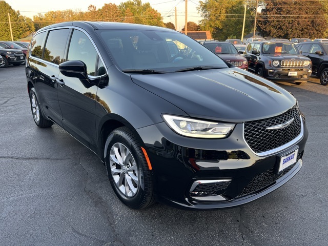 2026 Chrysler Pacifica Select's photo