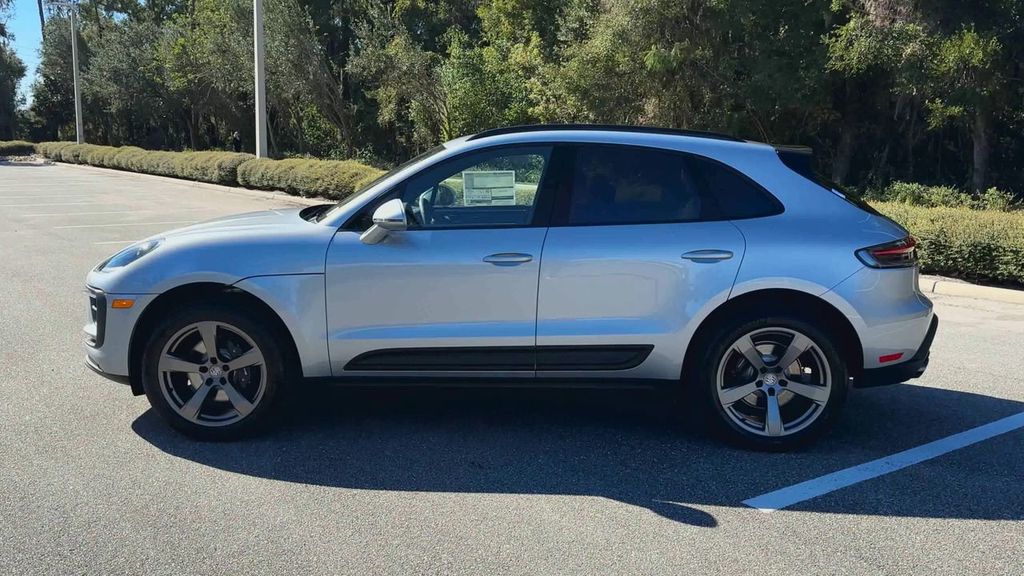 2025 Porsche Macan Base photo 3