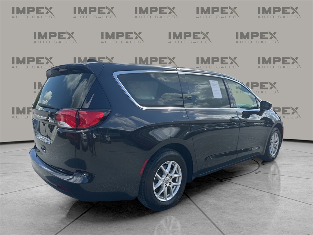 2023 Chrysler Voyager LX photo 4