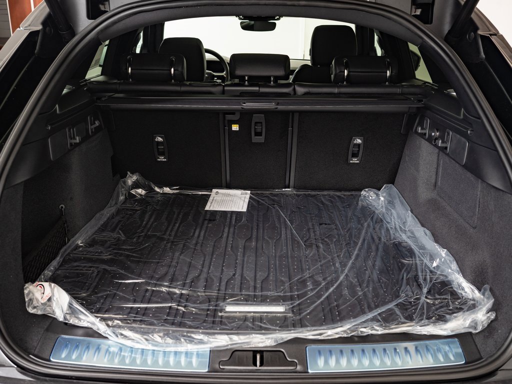 2026 Land Rover Range Rover Velar SE photo 16