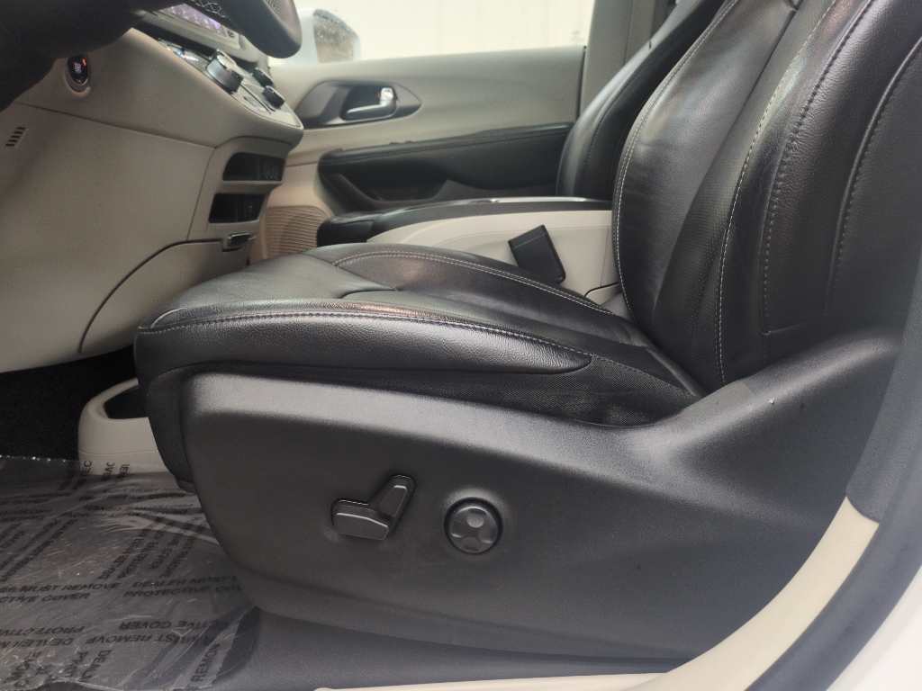 2022 Chrysler Pacifica Touring L photo 12