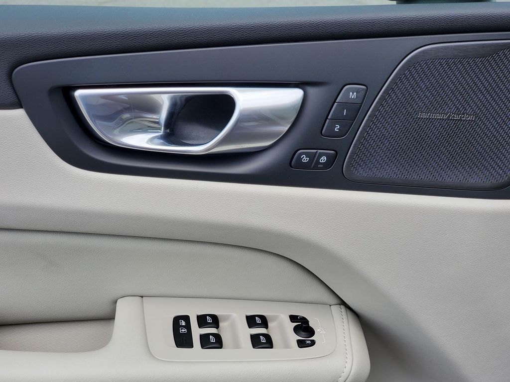 2026 Volvo XC60 B5 photo 3