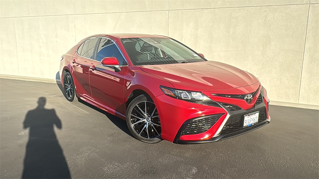 2023 Toyota Camry SE's photo