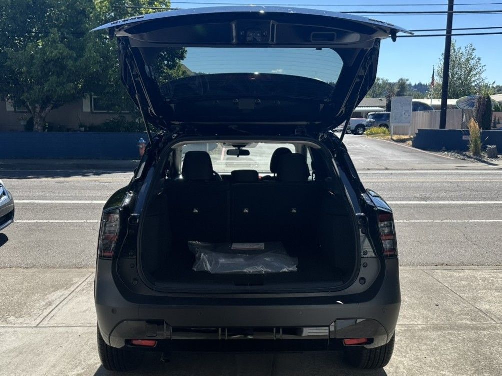 2025 Nissan Kicks SV photo 9