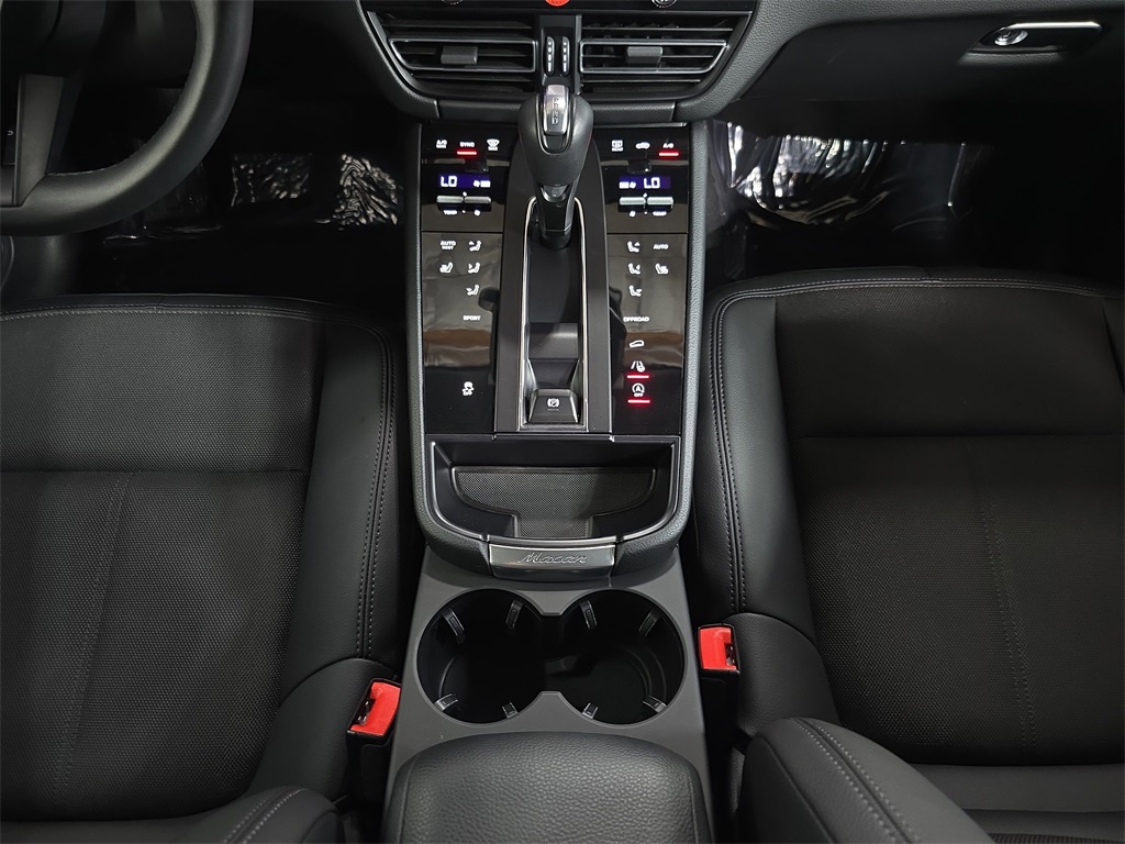 2025 Porsche Macan T photo 20