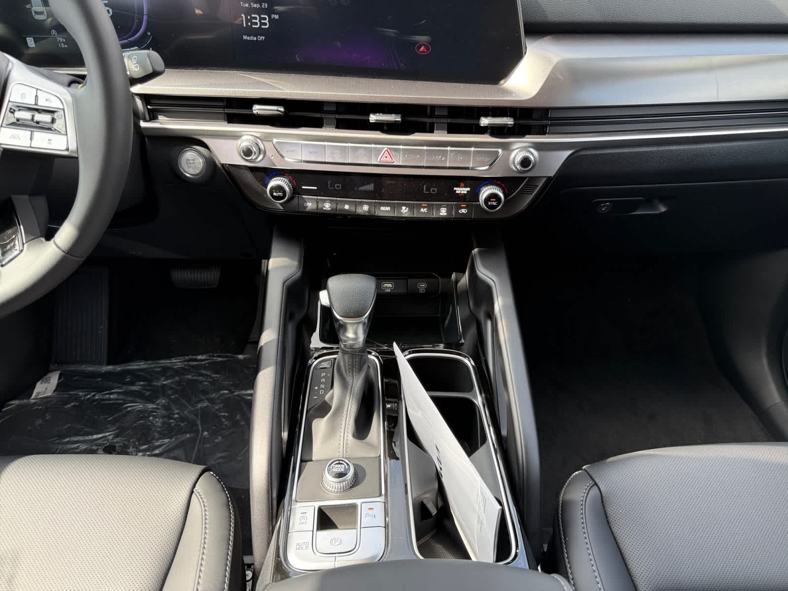 2025 Kia Telluride LX photo 8