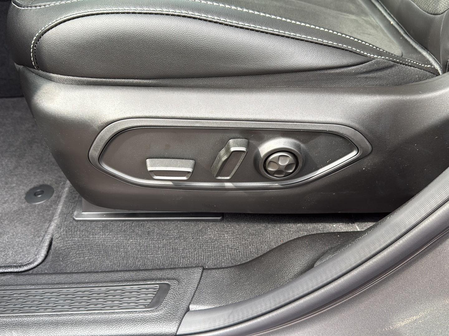 2025 Jeep Grand Cherokee Altitude photo 8