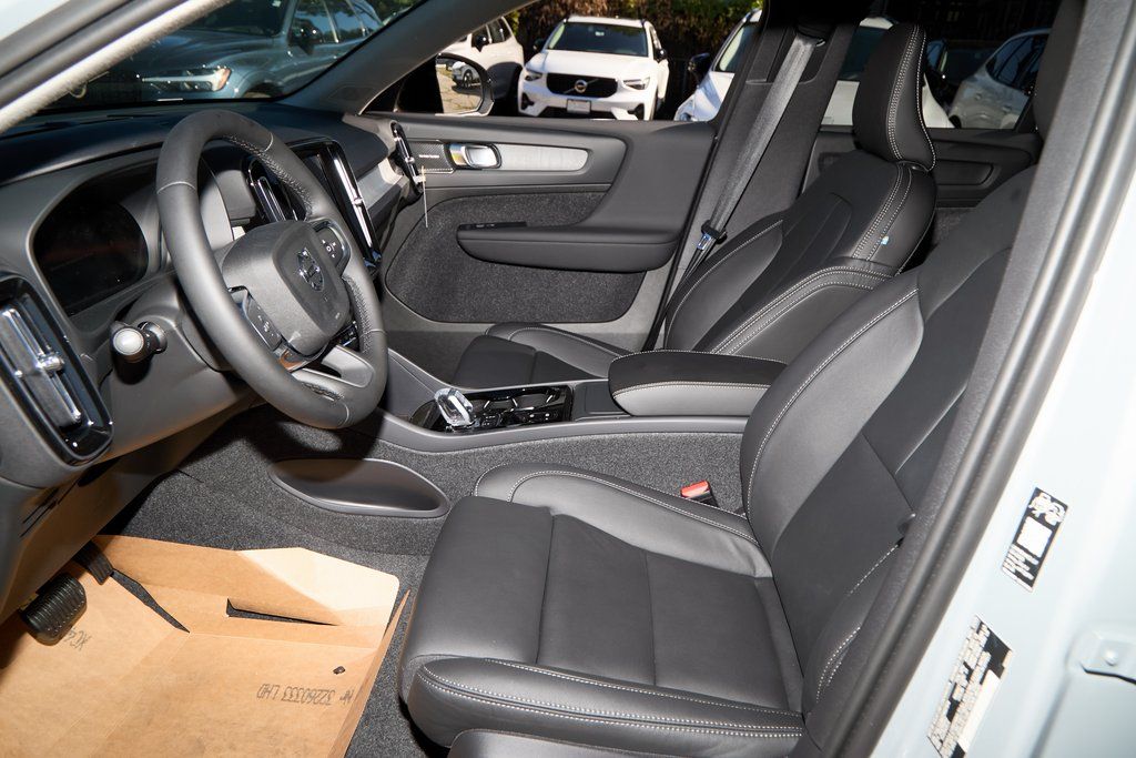 2026 VOLVO XC40 - Image 16