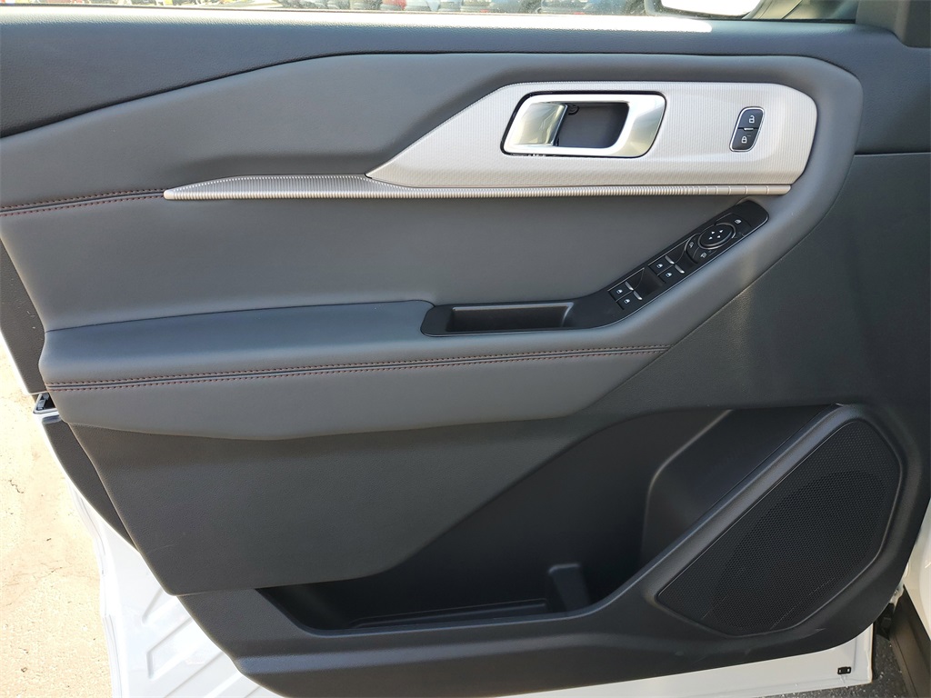 2025 Ford Explorer photo 18