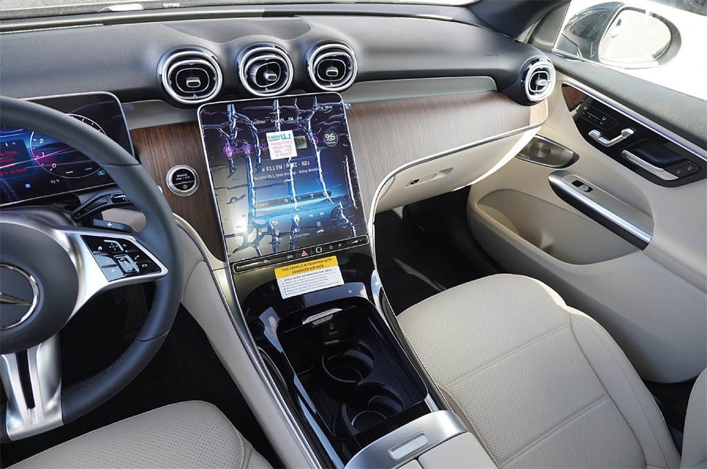 2025 Mercedes Benz GLC 300 photo 16