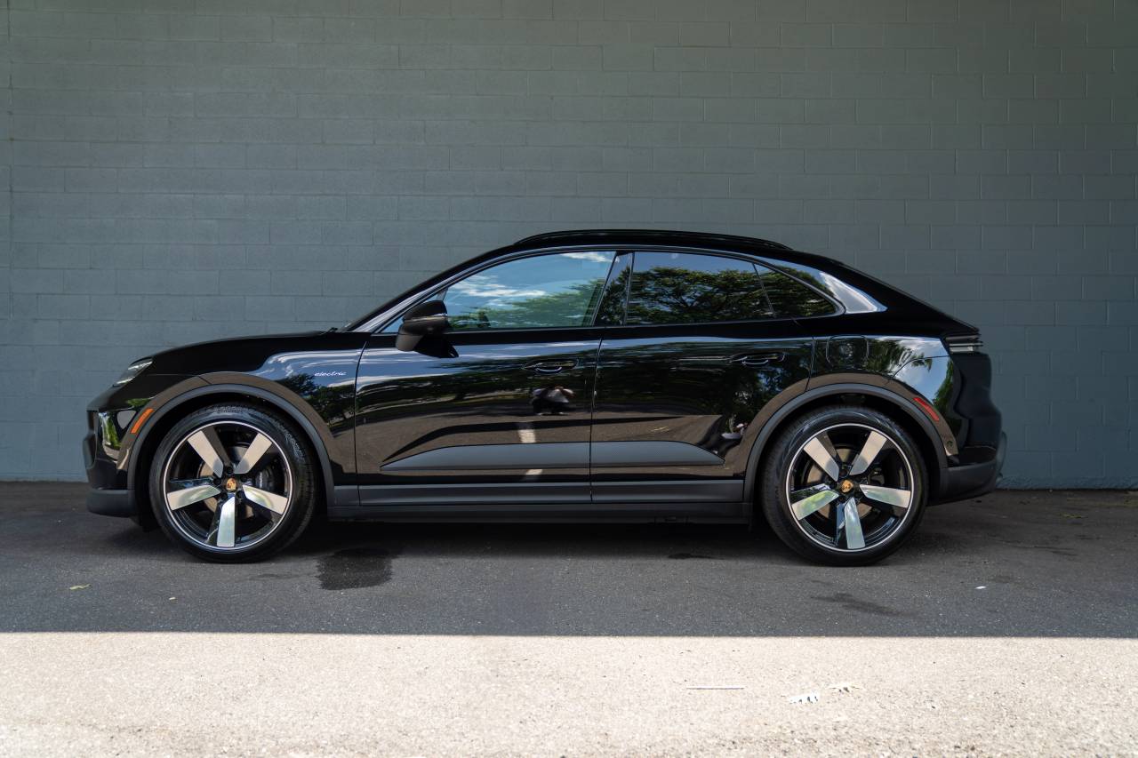 2025 Porsche Macan 4 Electric photo 2
